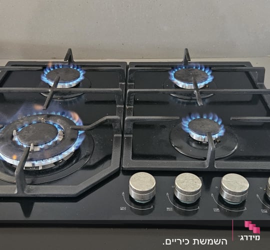 כיריים גז עם להבות דולקות במטבח מודרני